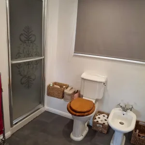 Room in a family home in Rugeley, Cannock Chase - Image 7