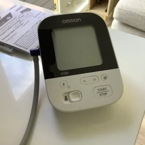 Omron M4 Intelli IT Blood Pressure Monitor - Image 2