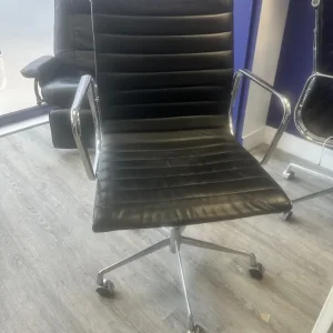 Chairs with wheels, tables, and extendable desk - Image 2