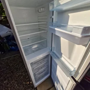 Hisense fridge freezer with water dispenser - Image 2