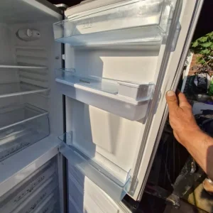 Hisense fridge freezer with water dispenser - Image 3