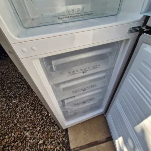 Hisense fridge freezer with water dispenser - Image 4