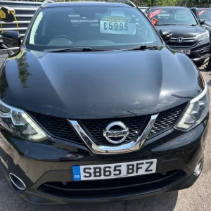 2015 Nissan Qashqai 1.5 dCi N-Tec+ 5-door top spec with glass roof and two keys - Image 2