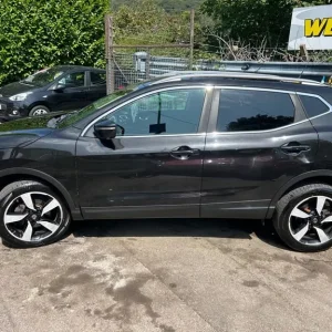 2015 Nissan Qashqai 1.5 dCi N-Tec+ 5-door top spec with glass roof and two keys - Image 3