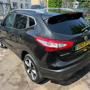 2015 Nissan Qashqai 1.5 dCi N-Tec+ 5-door top spec with glass roof and two keys - Image 4
