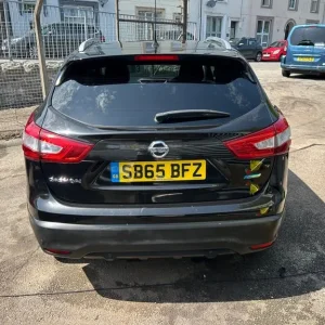 2015 Nissan Qashqai 1.5 dCi N-Tec+ 5-door top spec with glass roof and two keys - Image 5