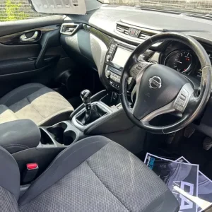 2015 Nissan Qashqai 1.5 dCi N-Tec+ 5-door top spec with glass roof and two keys - Image 8