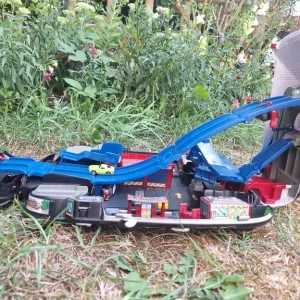 Mini car toy with tracks and slides - Image 4