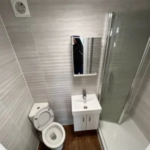 Self-contained studio with fast internet and free parking - Image 3