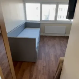 Self-contained studio with fast internet and free parking - Image 4