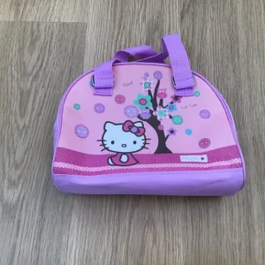 Hello Kitty bag with cap, bracelet, necklace and purse - Image 3
