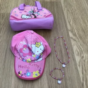 Hello Kitty bag with cap, bracelet, necklace and purse - Image 4