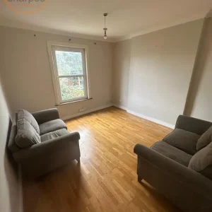 2 bedroom flat on Langley Road - Image 2