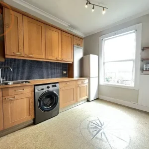 2 bedroom flat on Langley Road - Image 3