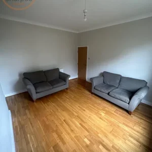 2 bedroom flat on Langley Road - Image 5
