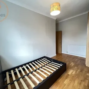 2 bedroom flat on Langley Road - Image 6