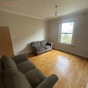 2 bedroom flat on Langley Road - Image 7