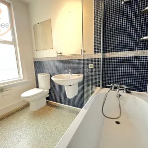 2 bedroom flat on Langley Road - Image 8