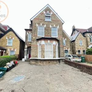 2 bedroom flat on Langley Road