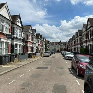 2 bedroom flat on St Margarets Avenue, Beaumaris Castle Street - Image 2