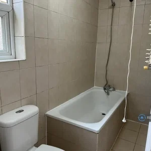 2 bedroom flat on St Margarets Avenue, Beaumaris Castle Street - Image 4