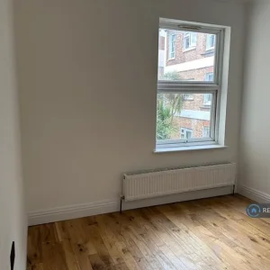 2 bedroom flat on St Margarets Avenue, Beaumaris Castle Street - Image 6