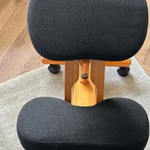 Ergonomic kneeling chair with angled seat and foam cushions - Image 2