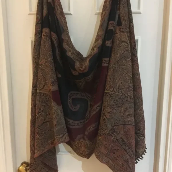 Ladies scarf with soft light wool and oriental pattern