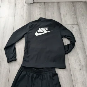 2 Junior boys Nike tracksuits size L - Image 2