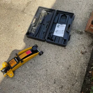 Halfords 2 tonne hydraulic trolley jack - Image 2