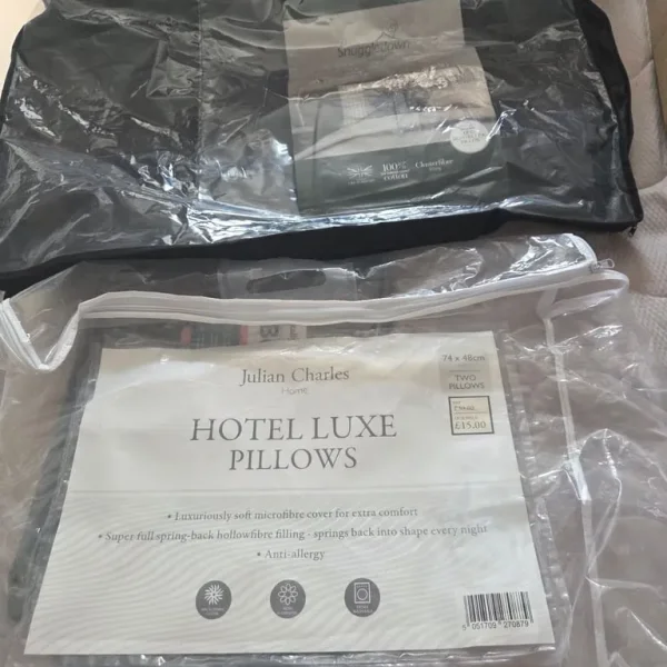 Zipped pillow storage bags