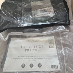 Zipped pillow storage bags