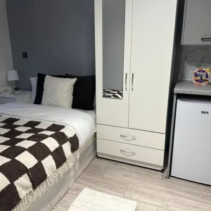 Studio flat in Newcastle, Tyne and Wear - Image 4