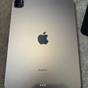 iPad Pro 11-inch 4th gen with Magic Keyboard - Image 2