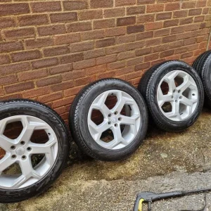 4x 20" Land Rover Range Rover alloy wheels with Pirelli tyres