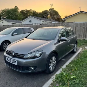 Volkswagen Golf 1.6 TDI, 2010, 5-door hatchback, semi-auto - Image 3
