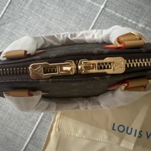 Women’s Louis Vuitton handbag - Image 3