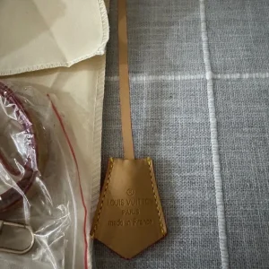 Women’s Louis Vuitton handbag - Image 8