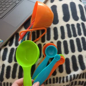 Colourful set of measuring cups and spoons - Image 2