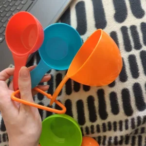 Colourful set of measuring cups and spoons - Image 3