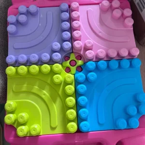 Mega blocks table with legs - Image 2