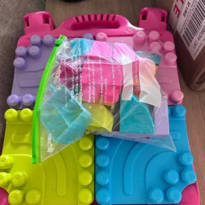 Mega blocks table with legs - Image 3