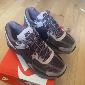 Nike Zoom Vomero 5 trainers size 4.5 - Image 2