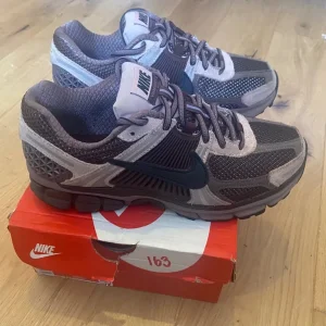 Nike Zoom Vomero 5 trainers size 4.5 - Image 3