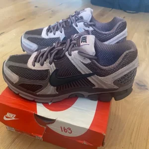 Nike Zoom Vomero 5 trainers size 4.5 - Image 4