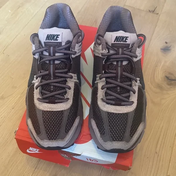 Nike Zoom Vomero 5 trainers size 4.5