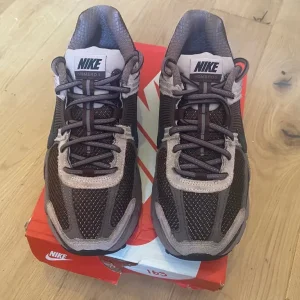 Nike Zoom Vomero 5 trainers size 4.5