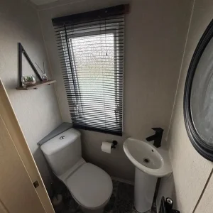 2010 Willerby Scenic 3-bedroom static caravan with hottub and wrap-around decking - Image 5