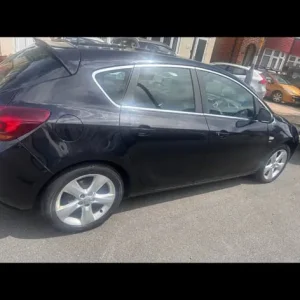 2011 Vauxhall Astra SRI 1.6 manual hatchback - Image 2