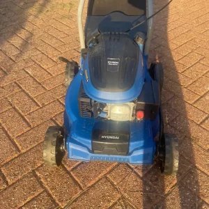 Hyundai petrol lawnmower - Image 2